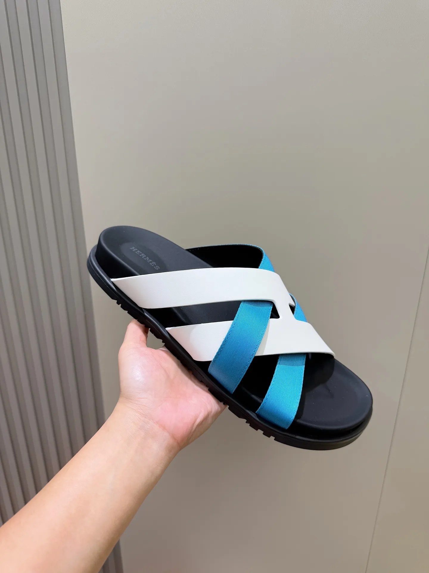 Batch 280 Hermes men's Kazimir slippers - top quality woven calfskin functional sandals, with interwoven uppers inspired by the "H" iconic pattern to create a casual look, perfect for summer. Imported cowhide + cowhide lining + rubber outsole Size: 38-44 (.45.46 customized)